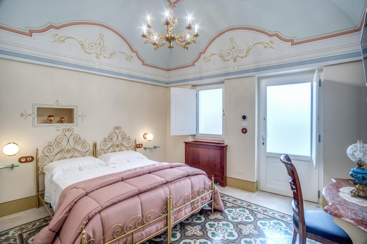 Palazzo Stunis - Dimora Di Charme Bed & Breakfast Ostuni Exterior foto