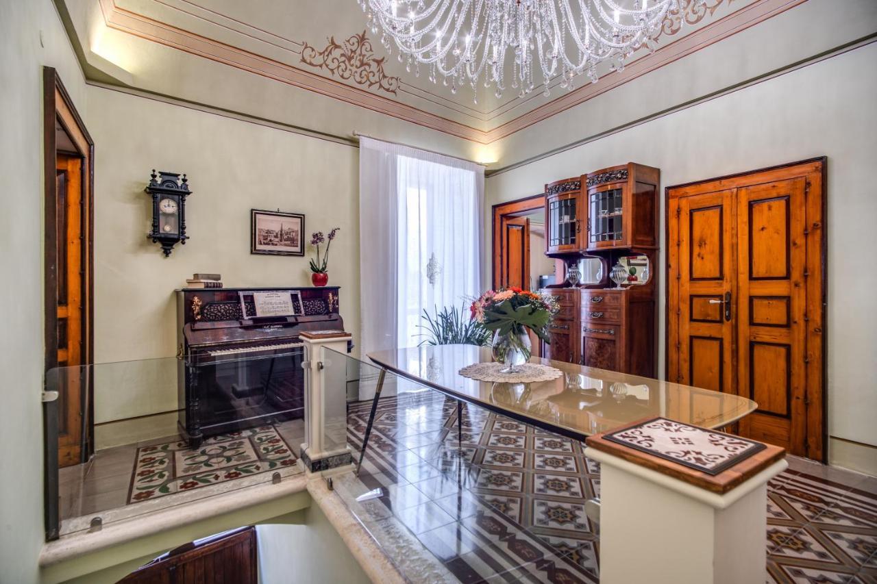 Palazzo Stunis - Dimora Di Charme Bed & Breakfast Ostuni Exterior foto