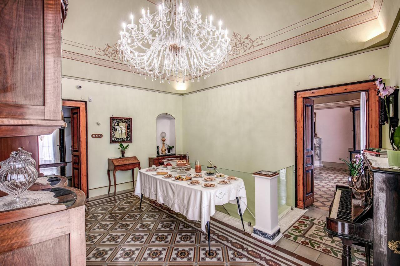 Palazzo Stunis - Dimora Di Charme Bed & Breakfast Ostuni Exterior foto