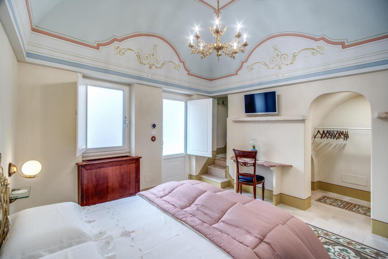 Palazzo Stunis - Dimora Di Charme Bed & Breakfast Ostuni Exterior foto