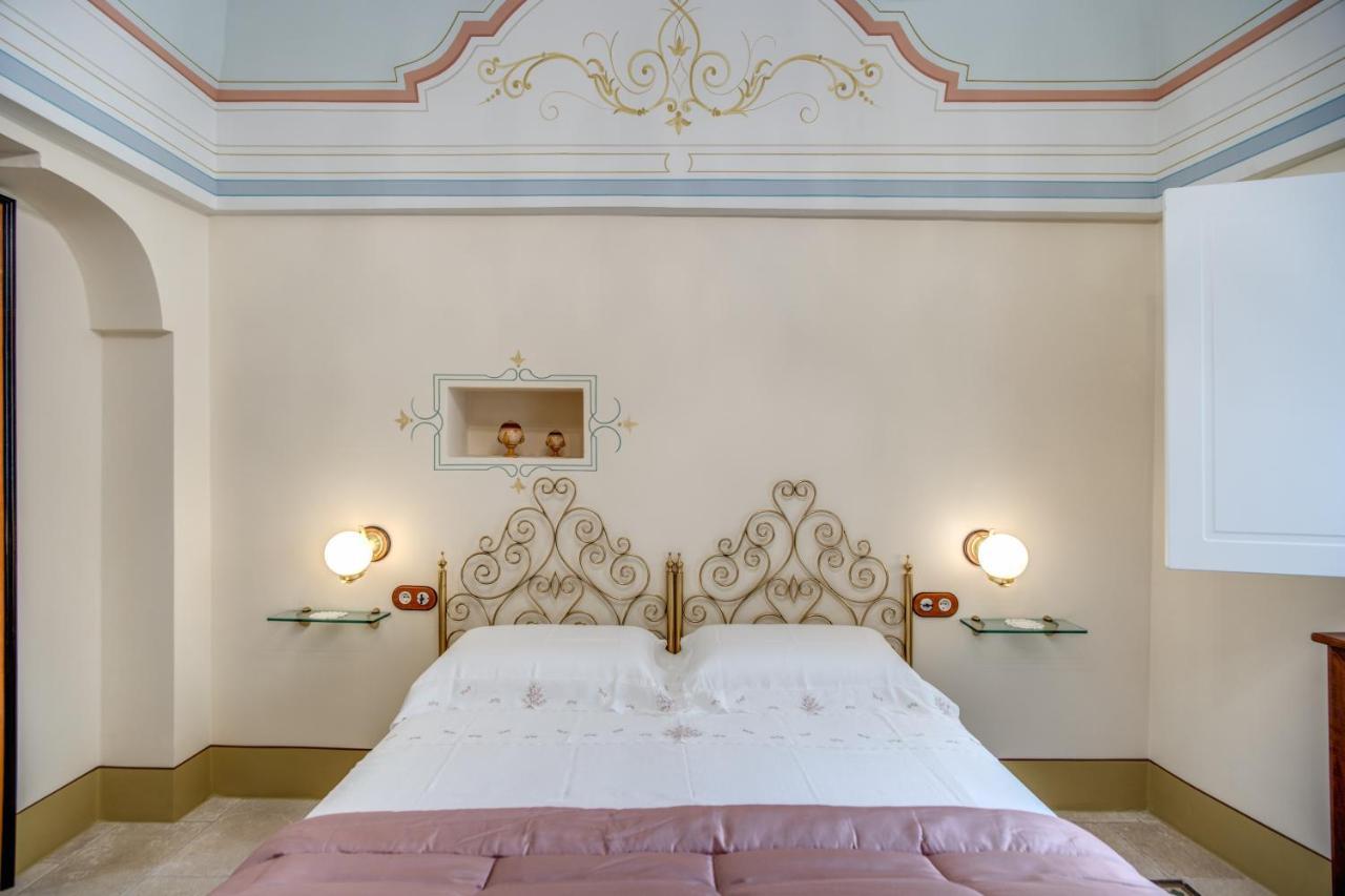 Palazzo Stunis - Dimora Di Charme Bed & Breakfast Ostuni Exterior foto