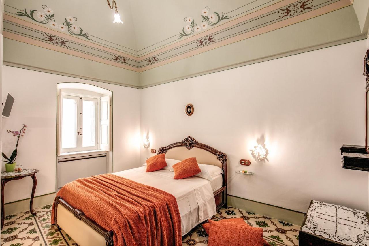 Palazzo Stunis - Dimora Di Charme Bed & Breakfast Ostuni Exterior foto