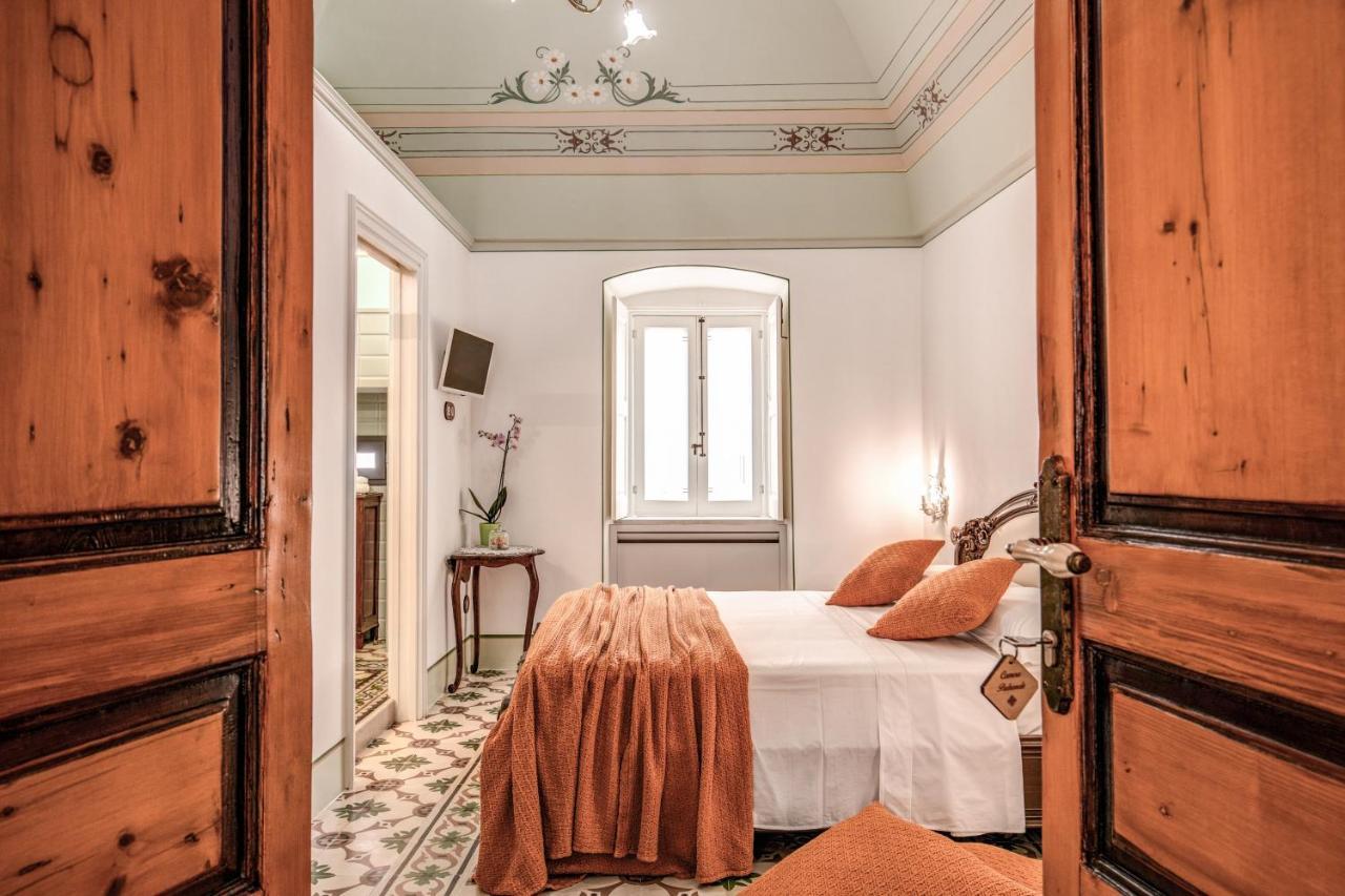 Palazzo Stunis - Dimora Di Charme Bed & Breakfast Ostuni Exterior foto